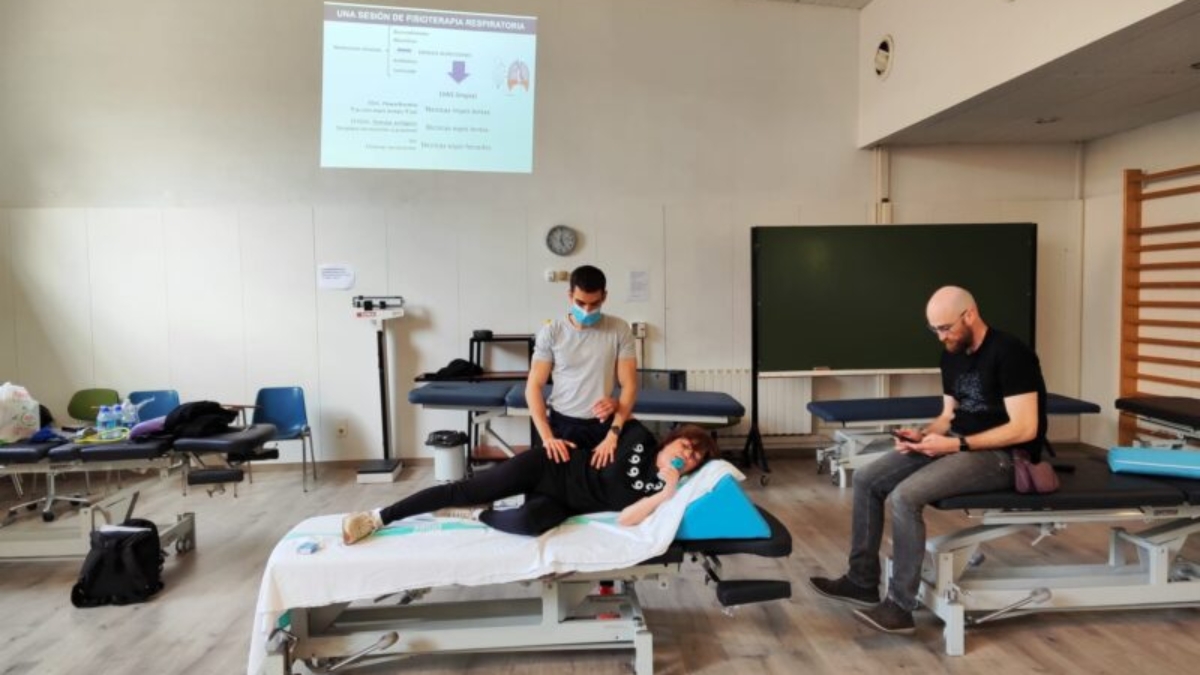 Daniel, fisioterapeuta respiratorio realizando una sesión de fisioterapia en la Universidad