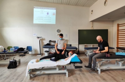 Daniel, fisioterapeuta respiratorio realizando una sesión de fisioterapia en la Universidad