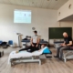 Daniel, fisioterapeuta respiratorio realizando una sesión de fisioterapia en la Universidad